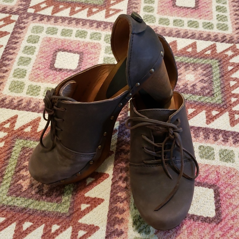 Adorable leather clog-style heels